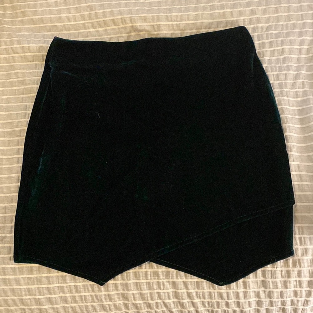 Velvet green skirt. Size M.